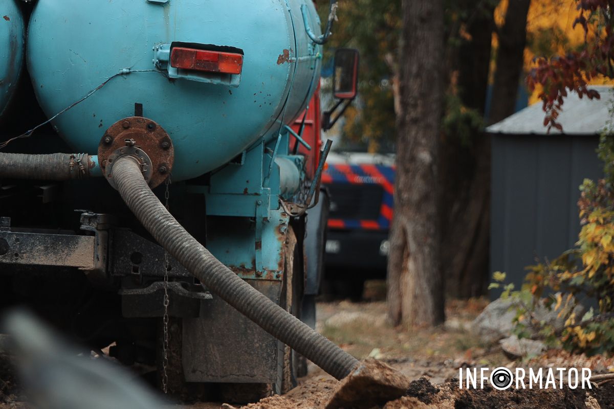 В Днепре на жилом массиве Сокол ликвидируют прорыв трубы 6