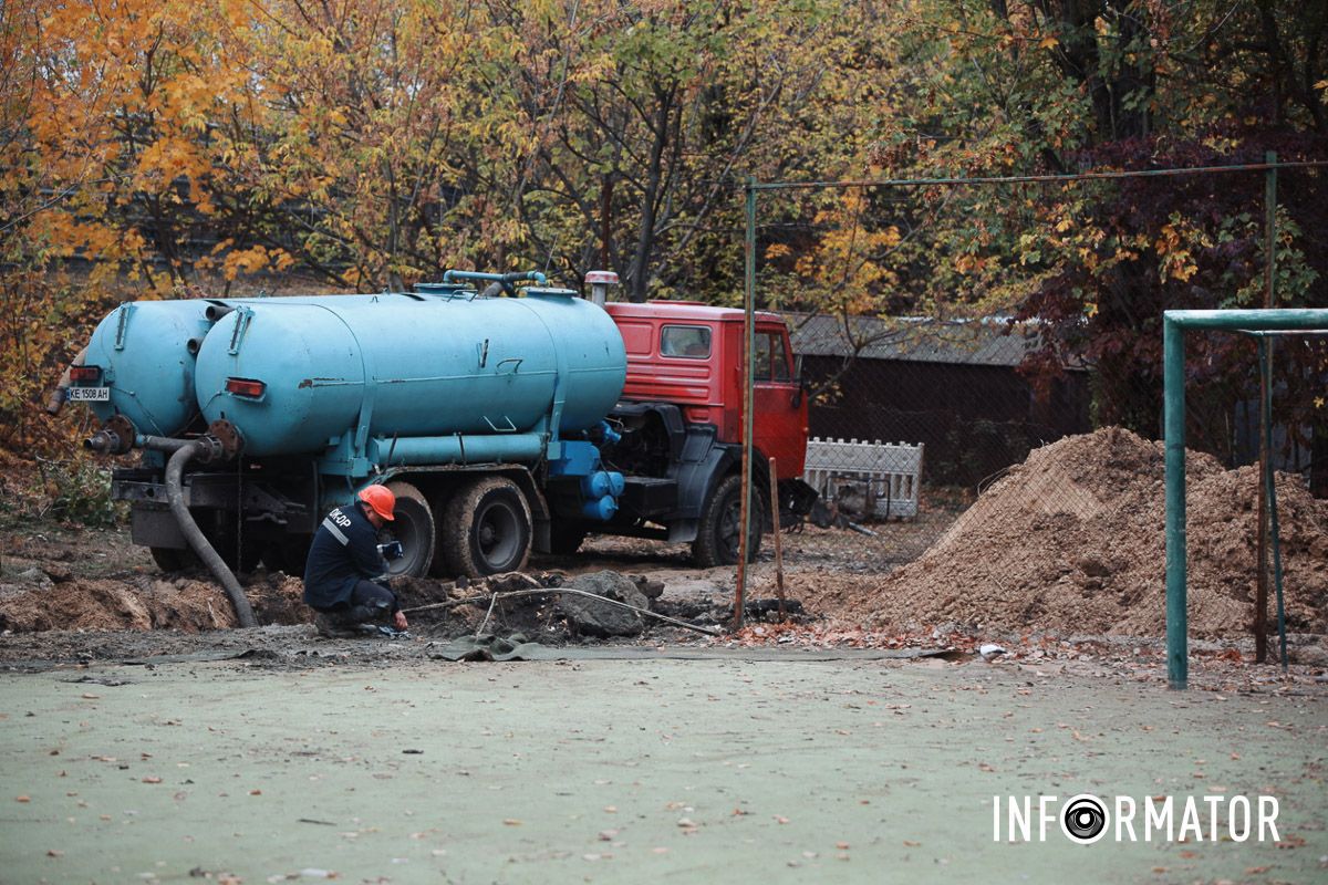 В Днепре на жилом массиве Сокол ликвидируют прорыв трубы 8