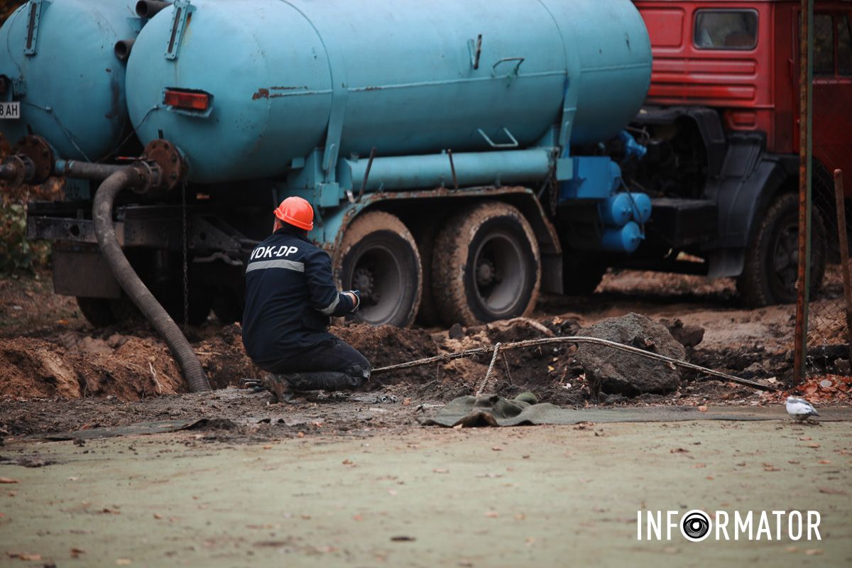 В Днепре на жилом массиве Сокол ликвидируют прорыв трубы 13