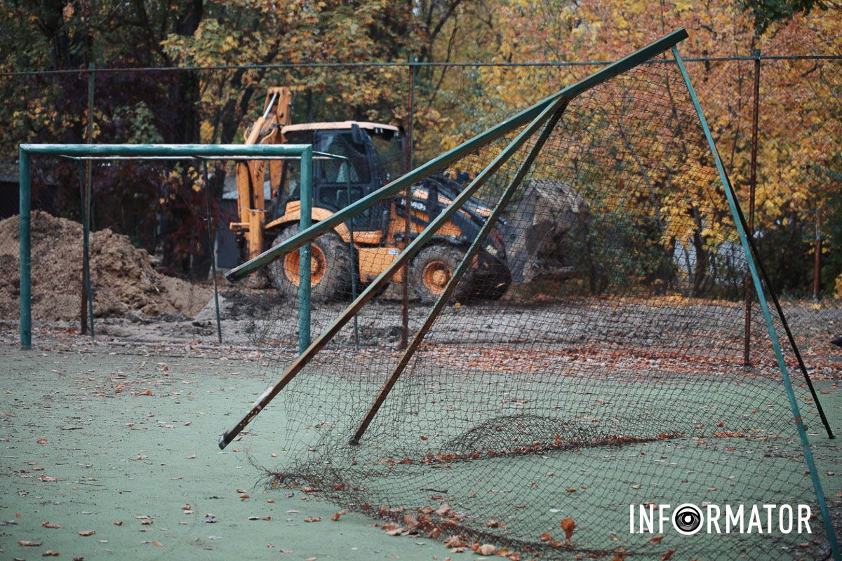 В Днепре на жилом массиве Сокол ликвидируют прорыв трубы 12