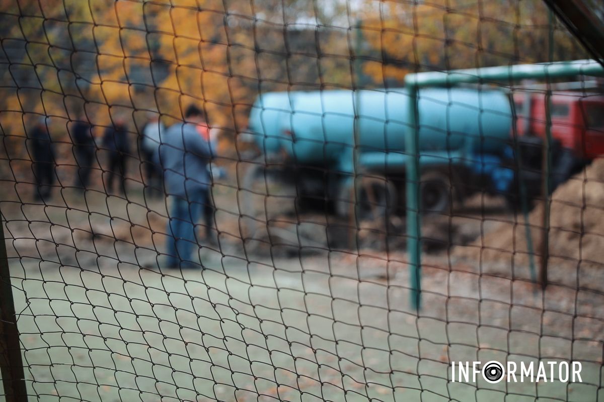 В Днепре на жилом массиве Сокол ликвидируют прорыв трубы 11