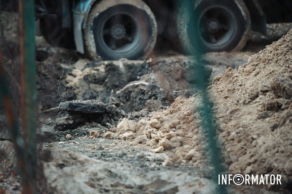 В Днепре на жилом массиве Сокол ликвидируют прорыв трубы 10