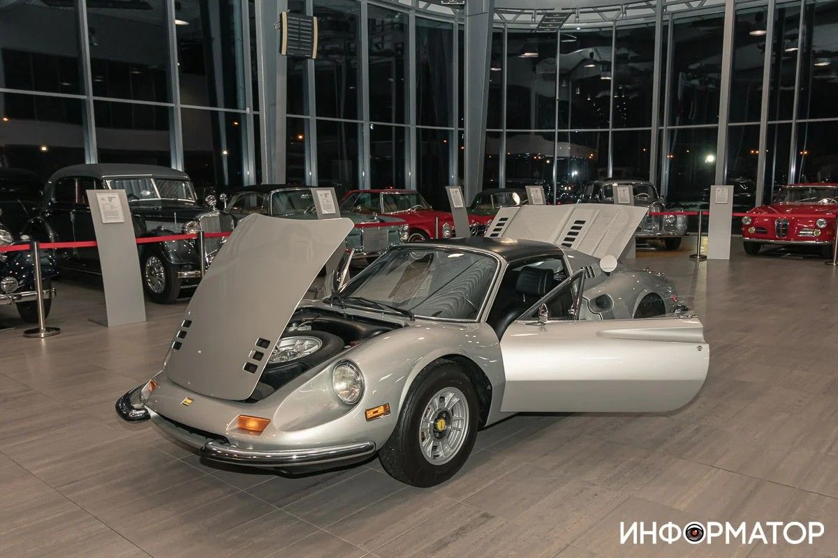 Ferrari 246 GTS (Ferrari Dino) у Дніпрі у січні 2022 року Унікальний музей з Porsche, Ferrari та Packard переїхав з Дніпра до передмістя Львова 2