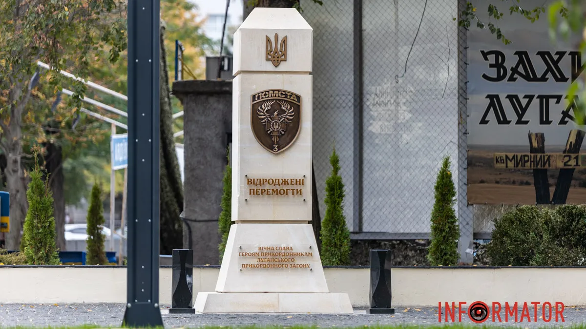 У Дніпрі поблизу Історичного музею завершили встановлення монумента та з’явилася алея, присвячена Захисникам