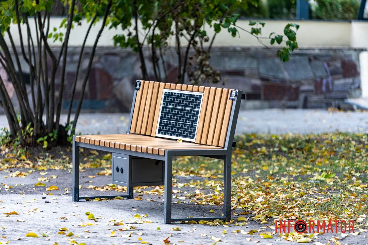 Можно подзарядить смартфон В Днепре близ Исторического музея появилась аллея Защитникам Луганщины и завершили установку монумента 5