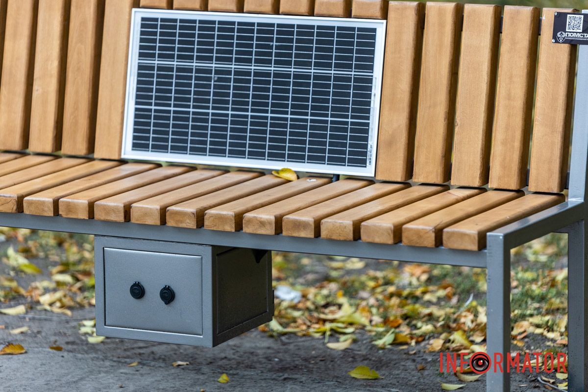 Рядом установили такие места для сидения. В Днепре близ Исторического музея появилась аллея Защитникам Луганщины и завершили установку монумента 4