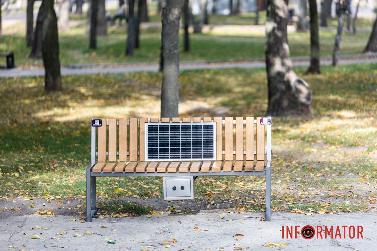 На скамейках есть специальный QR-код В Днепре близ Исторического музея появилась аллея Защитникам Луганщины и завершили установку монумента 8