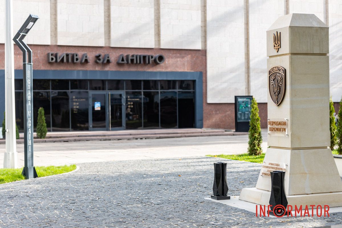 Монумент в высоту достигает около 2,5 метров. В Днепре близ Исторического музея появилась аллея Защитникам Луганщины и завершили установку монумента 7