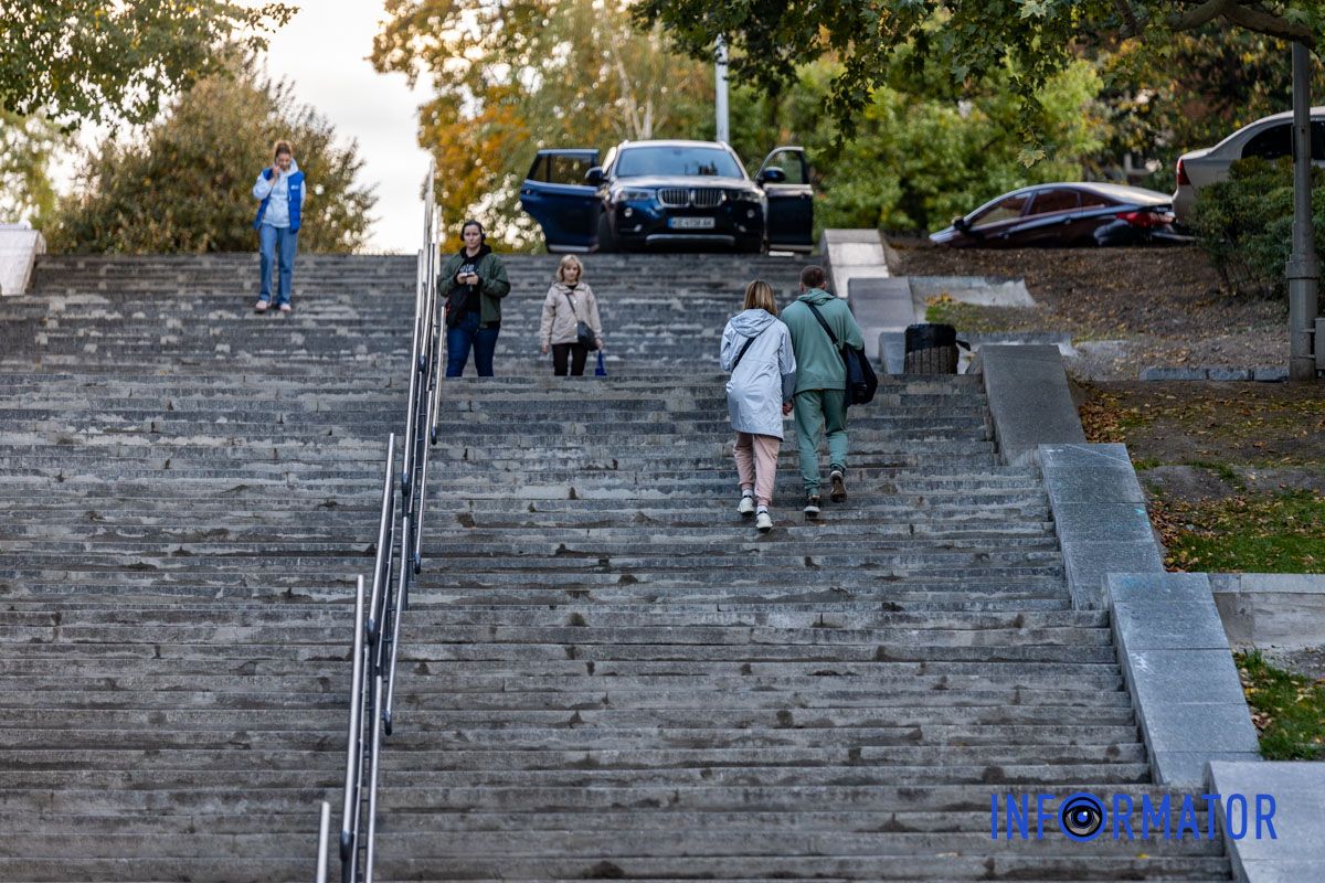 Они ведут со стороны улицы Староказацкой и соединяют с проспектом Яворницкого. Первое обновление за 30 лет: в парке Глобы отремонтировали главную лестницу, однако забыли об инклюзивности 2
