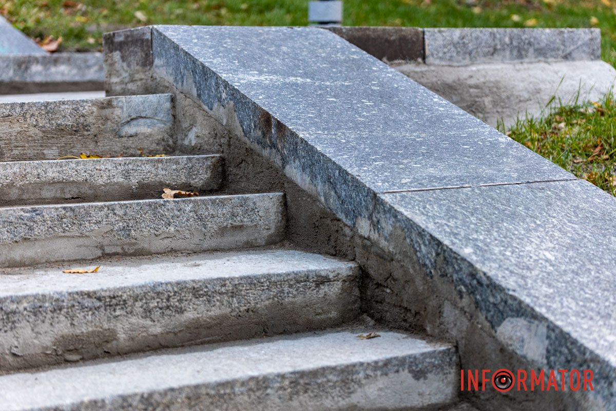 Этой лестницей пользуются сотни людей, но последние годы они были аварийными Первое обновление за 30 лет: в парке Глобы отремонтировали главную лестницу, однако забыли об инклюзивности 3