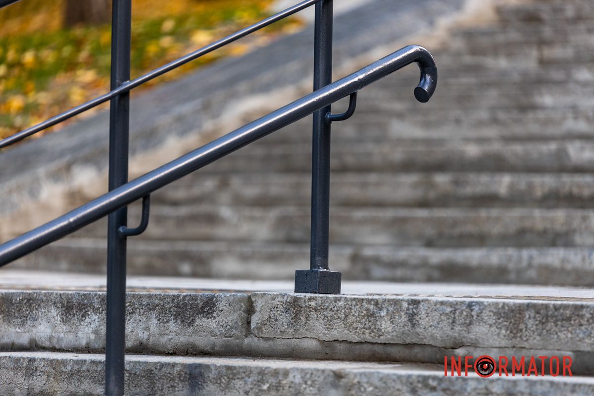 Например, мамам с детскими колясками и людям с ранениями или ограниченной мобильностью пройти здесь сложно. Первое обновление за 30 лет: в парке Глобы отремонтировали главную лестницу, однако забыли об инклюзивности 6
