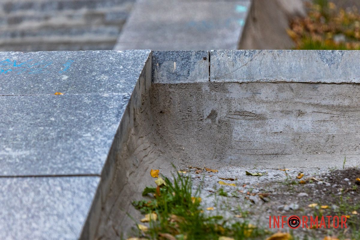 Как сообщили в пресс-службе Днепровского городского совета, здесь вручную перебрали и переуложили около 600 гранитных глыб. Первое обновление за 30 лет: в парке Глобы отремонтировали главную лестницу, однако забыли об инклюзивности 8