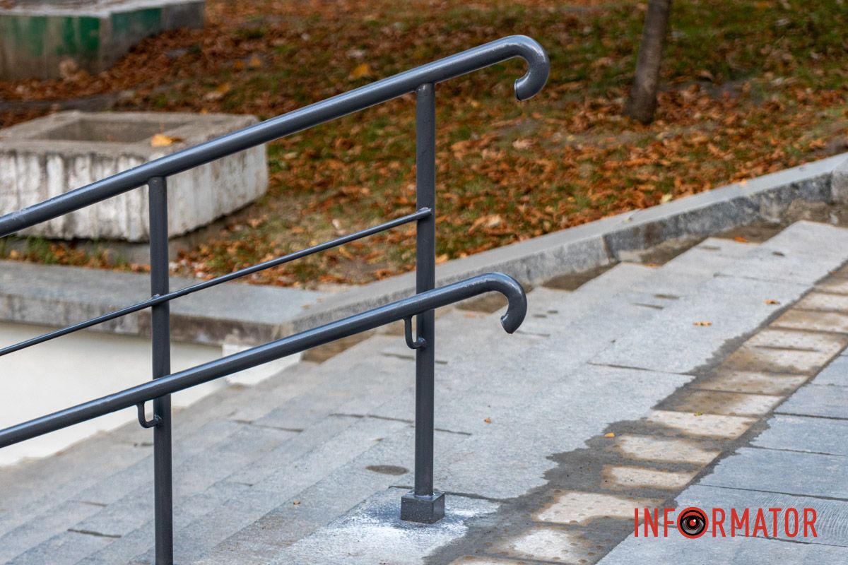 Из-за каскадной конструкции применить технику было невозможно Первое обновление за 30 лет: в парке Глобы отремонтировали главную лестницу, однако забыли об инклюзивности 9