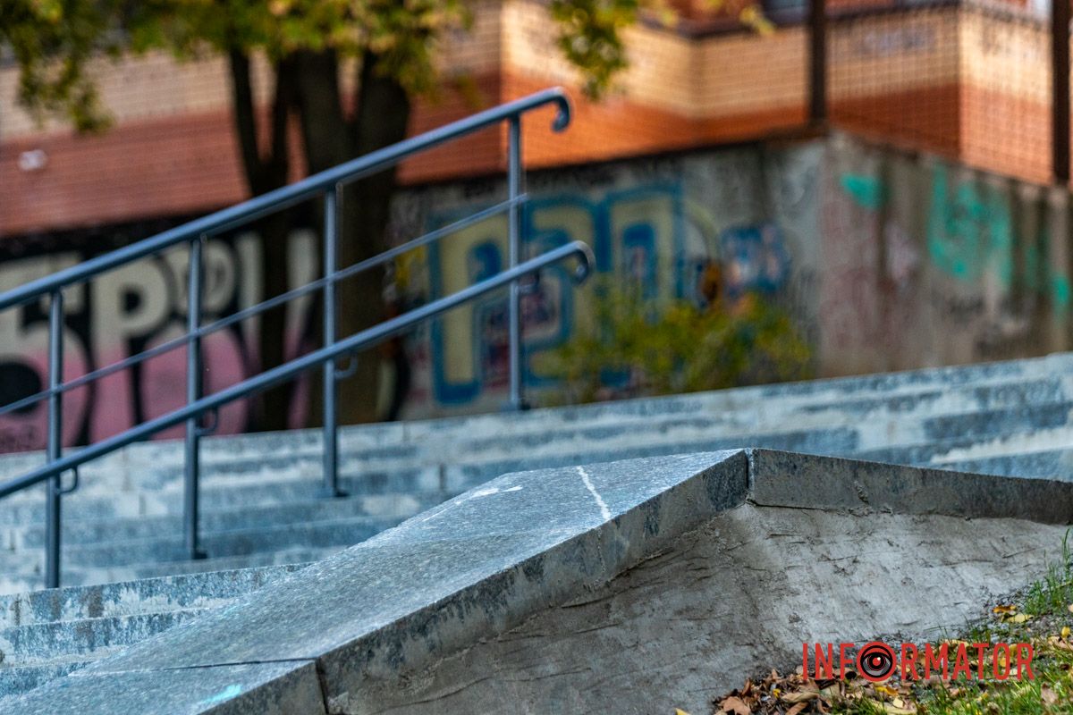 Также установили новые перила, тактильную плитку для людей с нарушением зрения и систему водоотведения, чтобы дождевая вода больше не разрушала лестницу. Первое обновление за 30 лет: в парке Глобы отремонтировали главную лестницу, однако забыли об инклюзивности 10