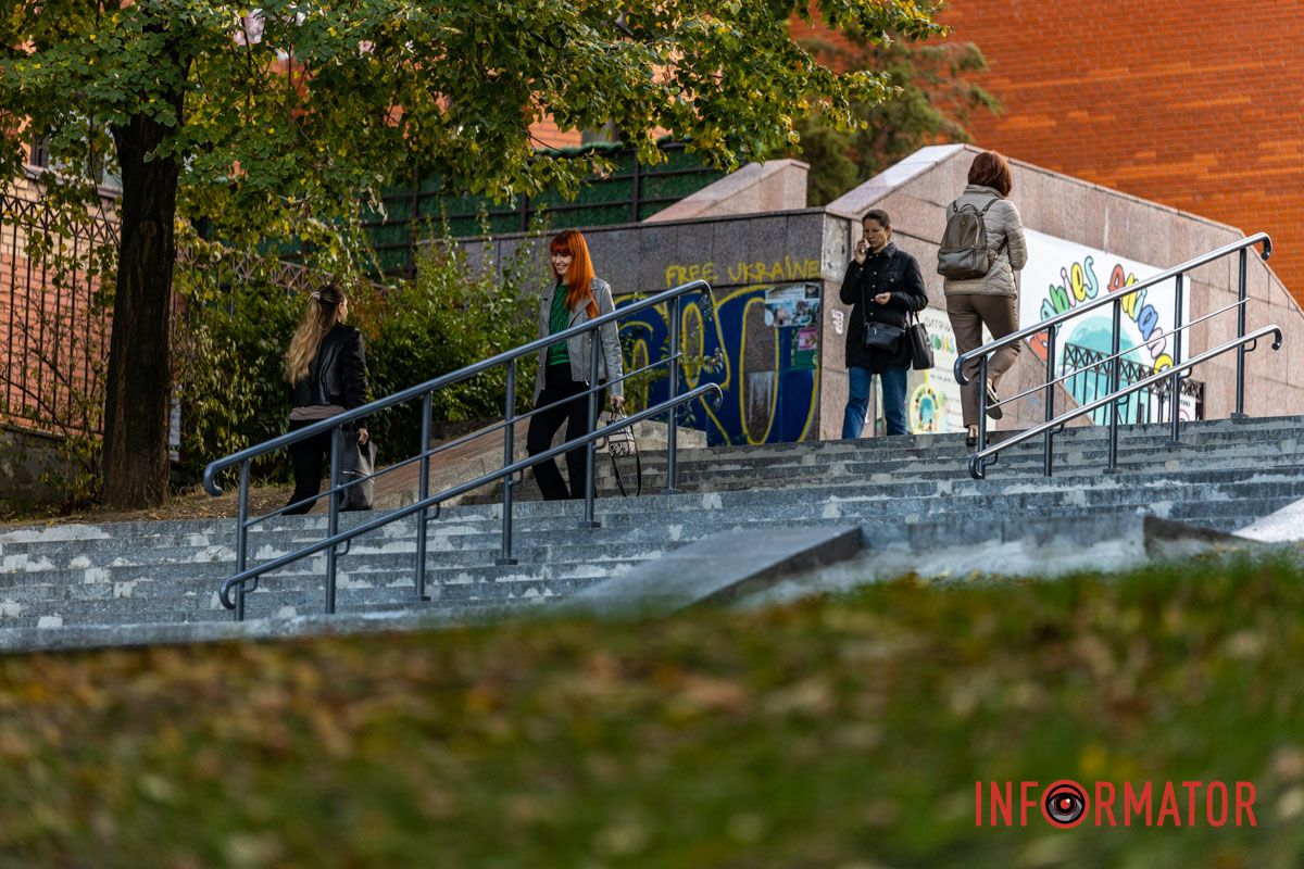 Новая лестница готова для днепрян Первое обновление за 30 лет: в парке Глобы отремонтировали главную лестницу, однако забыли об инклюзивности 14