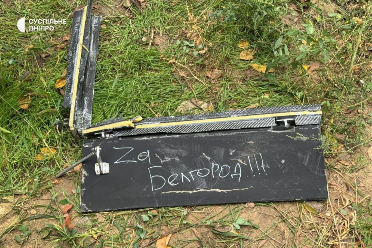 Во время массированной атаки по Днепру на автомобиль упали обломки дрона, на котором россияне желали украинцам смерти: что рассказала владелица машины 4