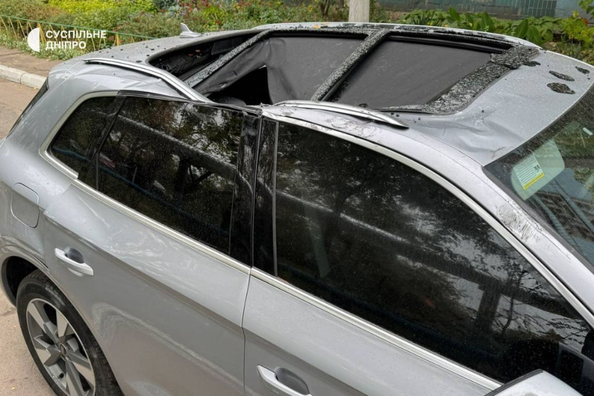 Во время массированной атаки по Днепру на автомобиль упали обломки дрона, на котором россияне желали украинцам смерти: что рассказала владелица машины.