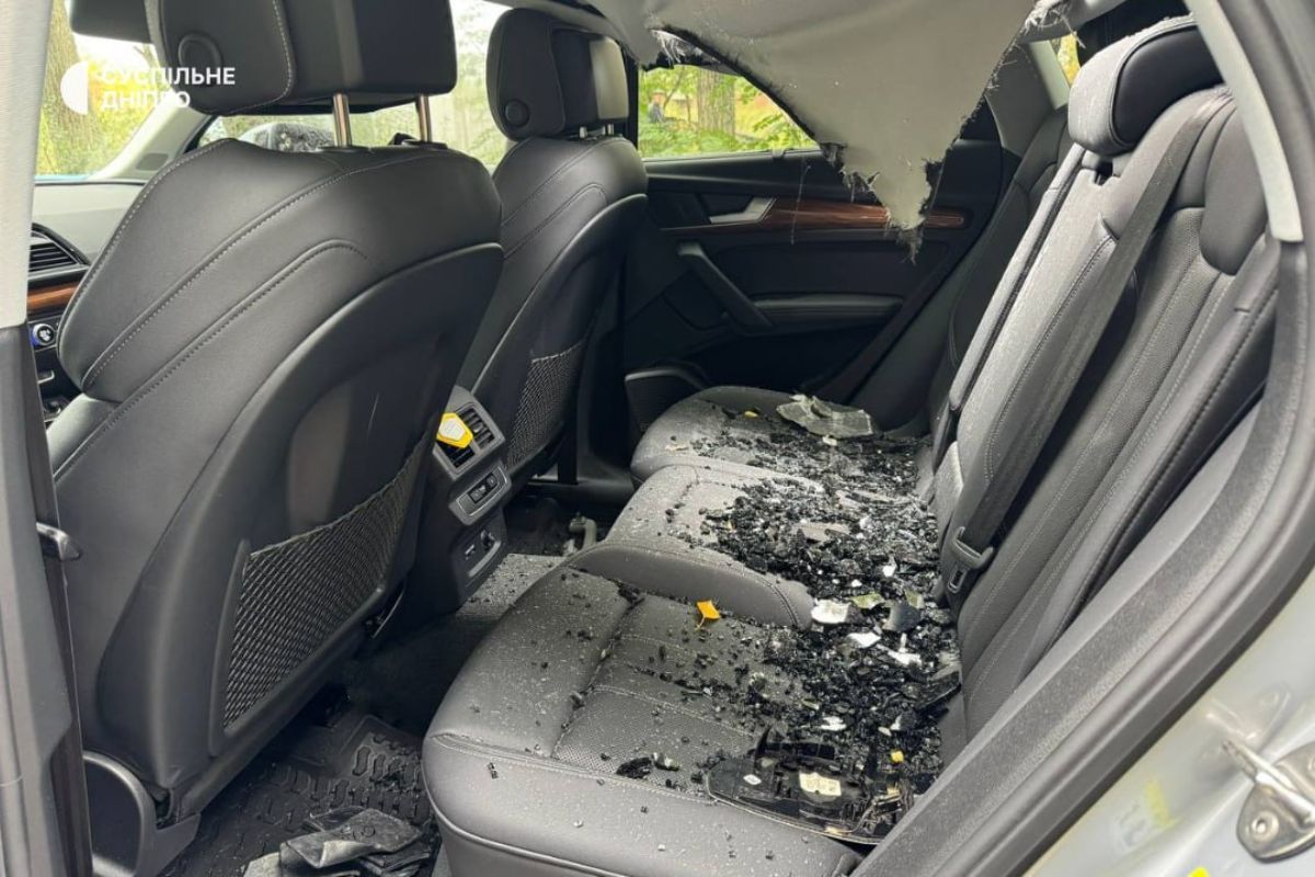 Во время массированной атаки по Днепру на автомобиль упали обломки дрона, на котором россияне желали украинцам смерти: что рассказала владелица машины