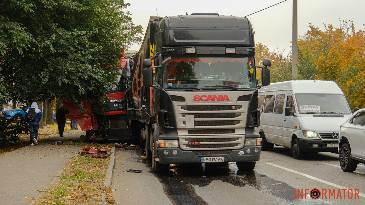 В Днепре на проспекте Мазепы грузовик протаранил четыре припаркованных автомобиля и влетел в другую фуру: движение затруднено