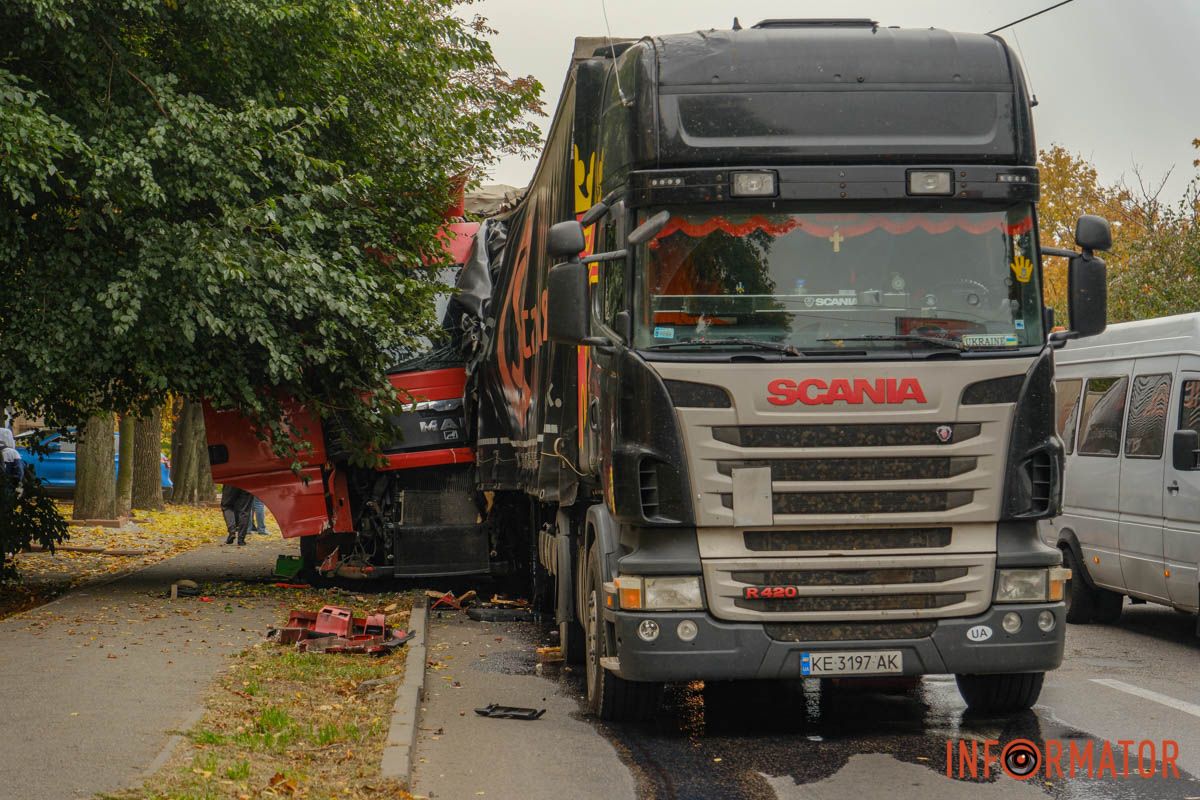 Усі обставини уточнюються У Дніпрі на проспекті Мазепи вантажівка протаранила чотири припарковані автівки та влетіла в іншу фуру: рух ускладнено 16
