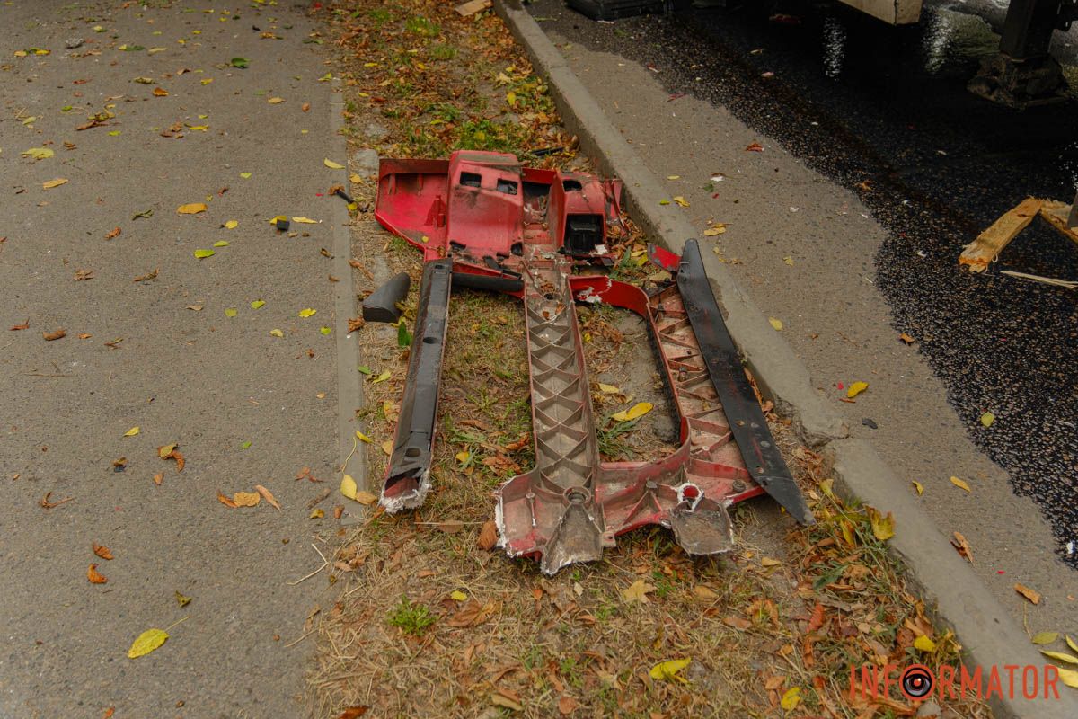 Розкидані уламки У Дніпрі на проспекті Мазепи вантажівка протаранила чотири припарковані автівки та влетіла в іншу фуру: рух ускладнено 18