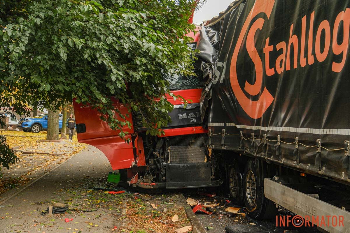 Передню частину фури практично зім'яло У Дніпрі на проспекті Мазепи вантажівка протаранила чотири припарковані автівки та влетіла в іншу фуру: рух ускладнено 19