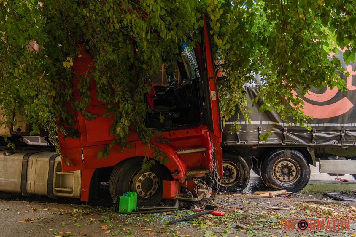 Вид збоку У Дніпрі на проспекті Мазепи вантажівка протаранила чотири припарковані автівки та влетіла в іншу фуру: рух ускладнено 23