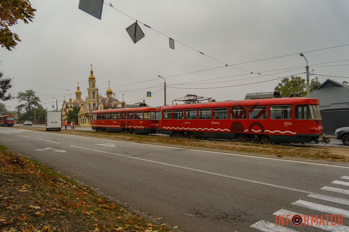 Тимчасово зупинялися трамваї №15 У Дніпрі на проспекті Мазепи вантажівка протаранила чотири припарковані автівки та влетіла в іншу фуру: рух ускладнено 24