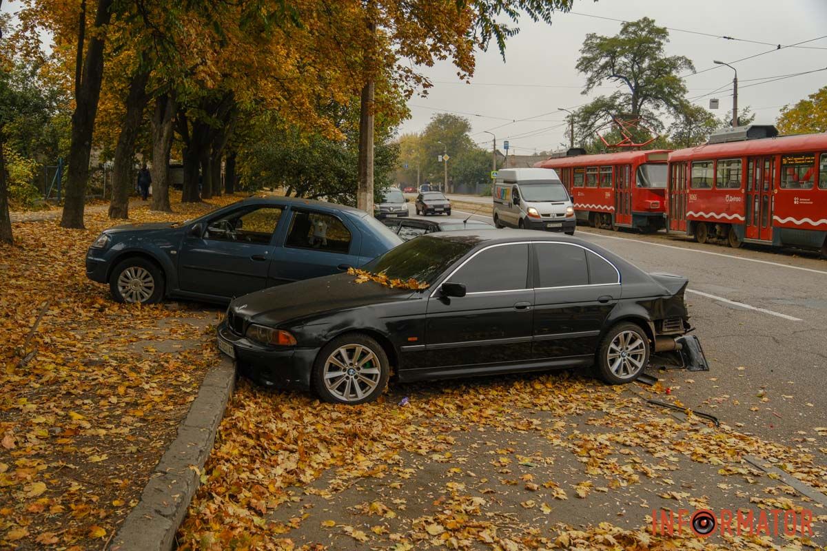 Інші учасники аварії У Дніпрі на проспекті Мазепи вантажівка протаранила чотири припарковані автівки та влетіла в іншу фуру: рух ускладнено 25