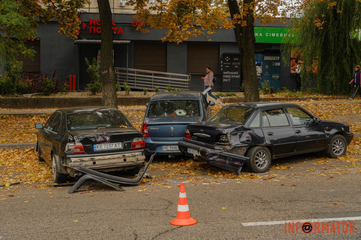 Фура зачепила їх, поки неконтрольовано рухалася проспектом У Дніпрі на проспекті Мазепи вантажівка протаранила чотири припарковані автівки та влетіла в іншу фуру: рух ускладнено 26