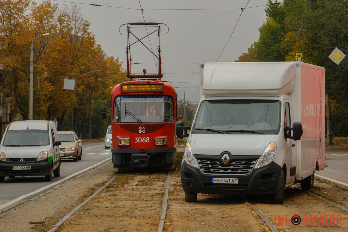 Вантажівка, яку виштовхнуло на колії У Дніпрі на проспекті Мазепи вантажівка протаранила чотири припарковані автівки та влетіла в іншу фуру: рух ускладнено 27