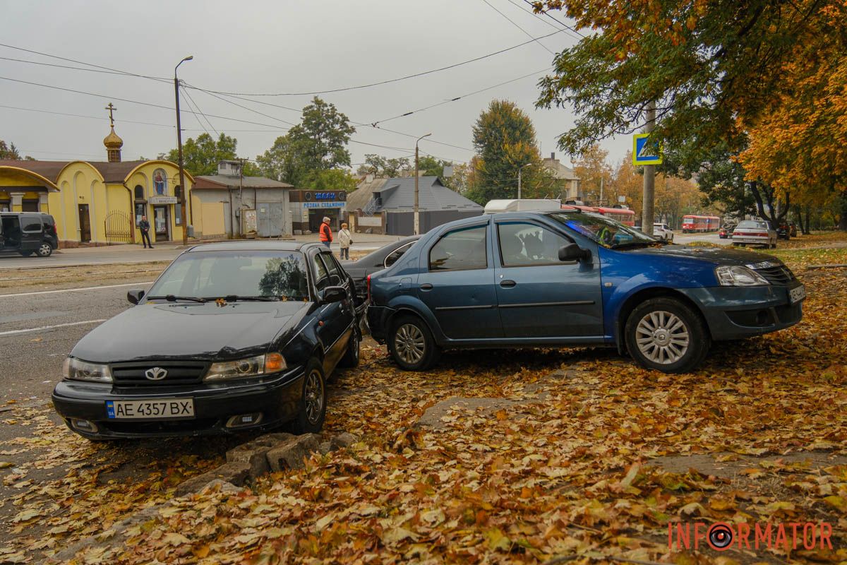 Машини розвернуло У Дніпрі на проспекті Мазепи вантажівка протаранила чотири припарковані автівки та влетіла в іншу фуру: рух ускладнено 28