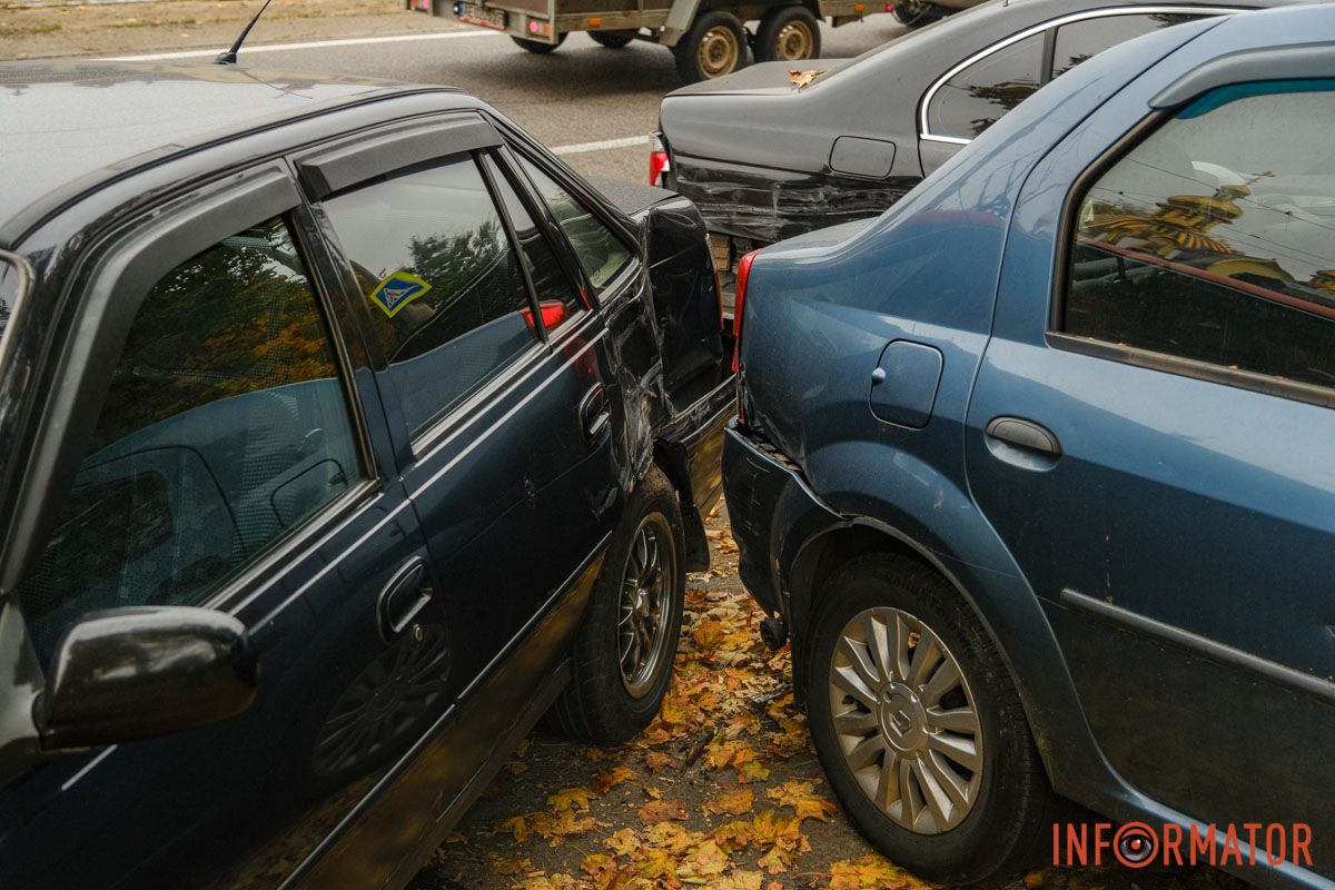 Пошкодження від удару У Дніпрі на проспекті Мазепи вантажівка протаранила чотири припарковані автівки та влетіла в іншу фуру: рух ускладнено 29