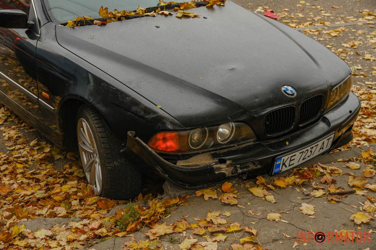 Наслідки аварії У Дніпрі на проспекті Мазепи вантажівка протаранила чотири припарковані автівки та влетіла в іншу фуру: рух ускладнено 30
