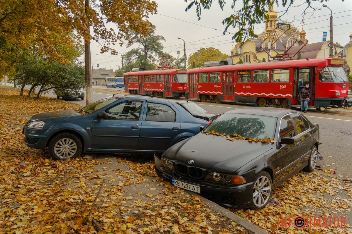 У п'ятницю, 10 жовтня, на проспекті Мазепи сталась аварія У Дніпрі на проспекті Мазепи вантажівка протаранила чотири припарковані автівки та влетіла в іншу фуру: рух ускладнено 1