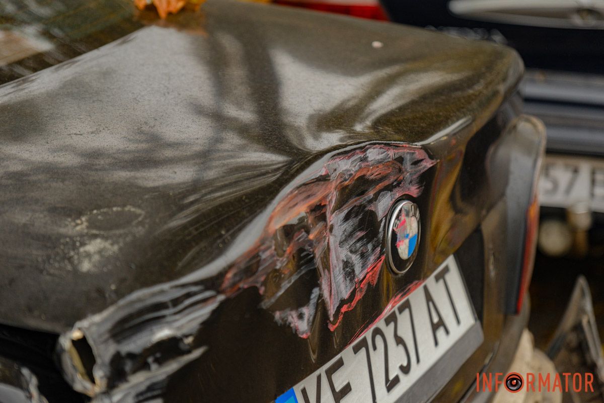 Там вантажівка протаранила декілька автівок У Дніпрі на проспекті Мазепи вантажівка протаранила чотири припарковані автівки та влетіла в іншу фуру: рух ускладнено 2