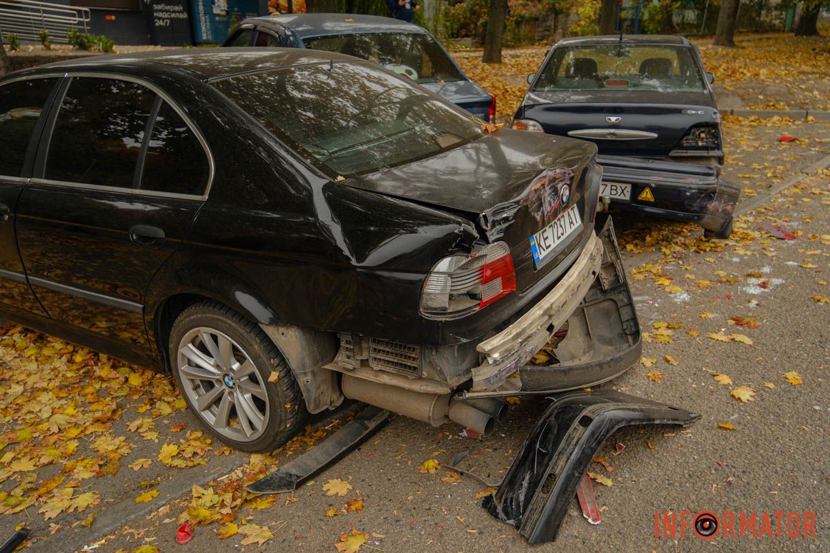 За даними з соцмереж, вона злетіла з ручника У Дніпрі на проспекті Мазепи вантажівка протаранила чотири припарковані автівки та влетіла в іншу фуру: рух ускладнено 3