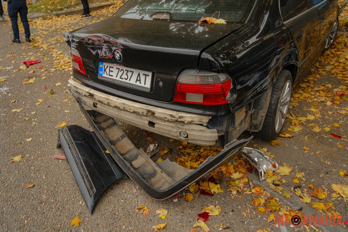 Попередньо, фура зачепила чотири припарковані машини та вантажівку У Дніпрі на проспекті Мазепи вантажівка протаранила чотири припарковані автівки та влетіла в іншу фуру: рух ускладнено 4