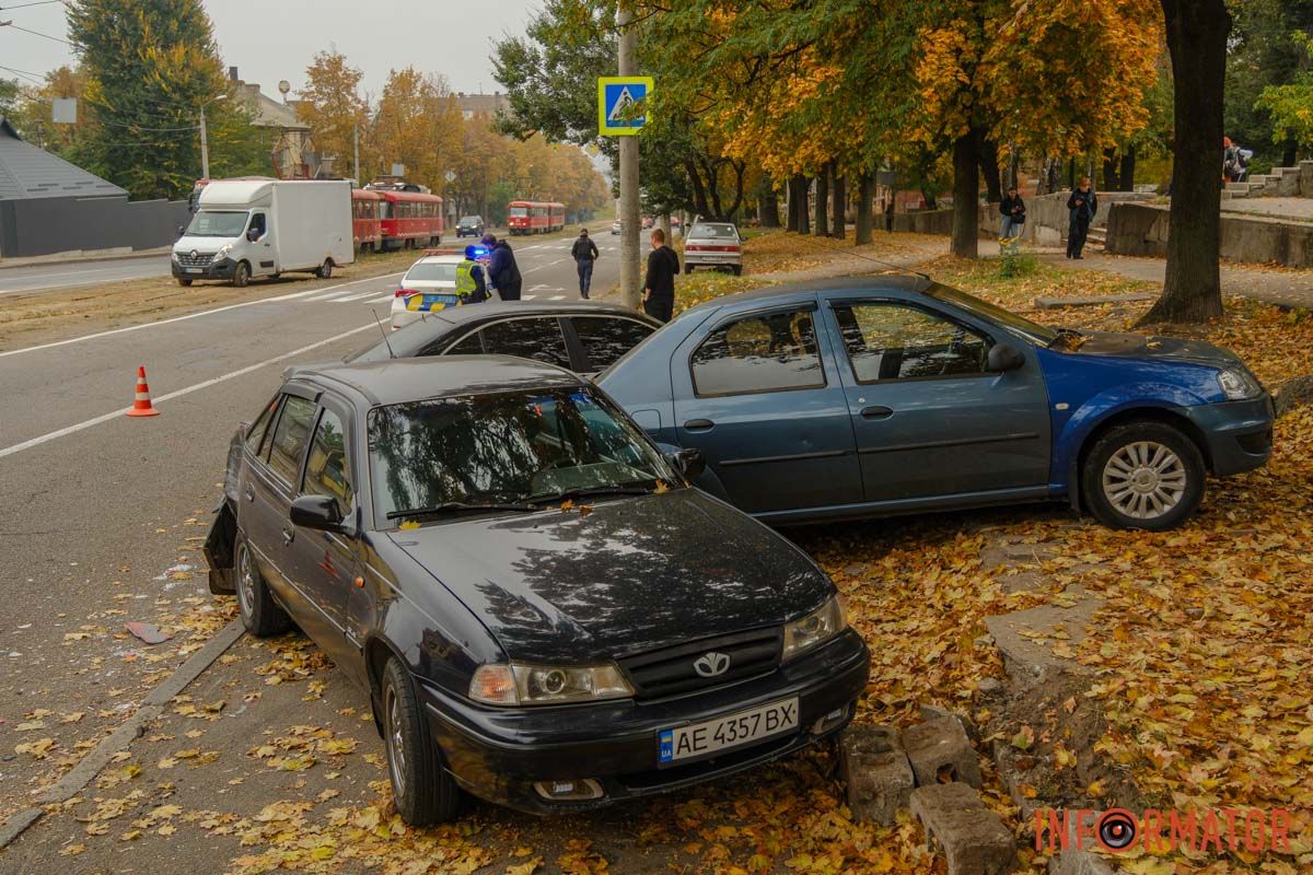 Остання виїхала на трамвайну колію У Дніпрі на проспекті Мазепи вантажівка протаранила чотири припарковані автівки та влетіла в іншу фуру: рух ускладнено 5