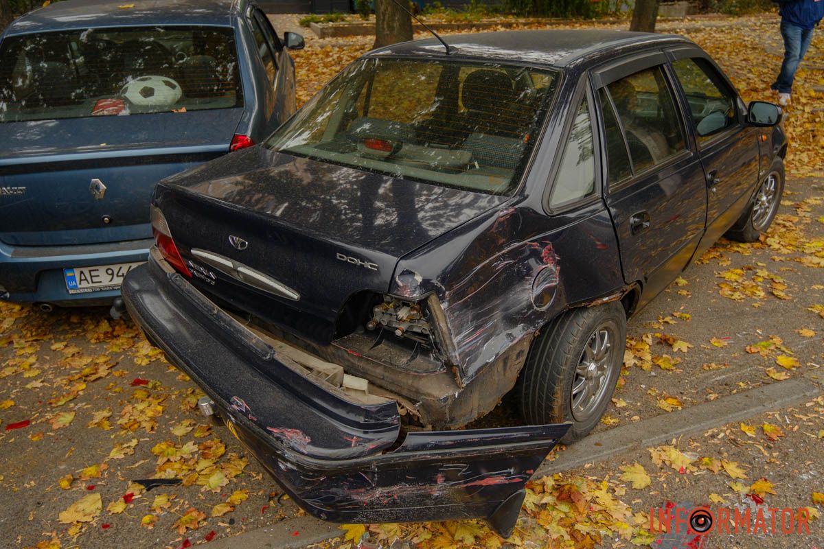 В районі перехрестя з вулицею Чечелівською фура врізалась в іншу фуру У Дніпрі на проспекті Мазепи вантажівка протаранила чотири припарковані автівки та влетіла в іншу фуру: рух ускладнено 6