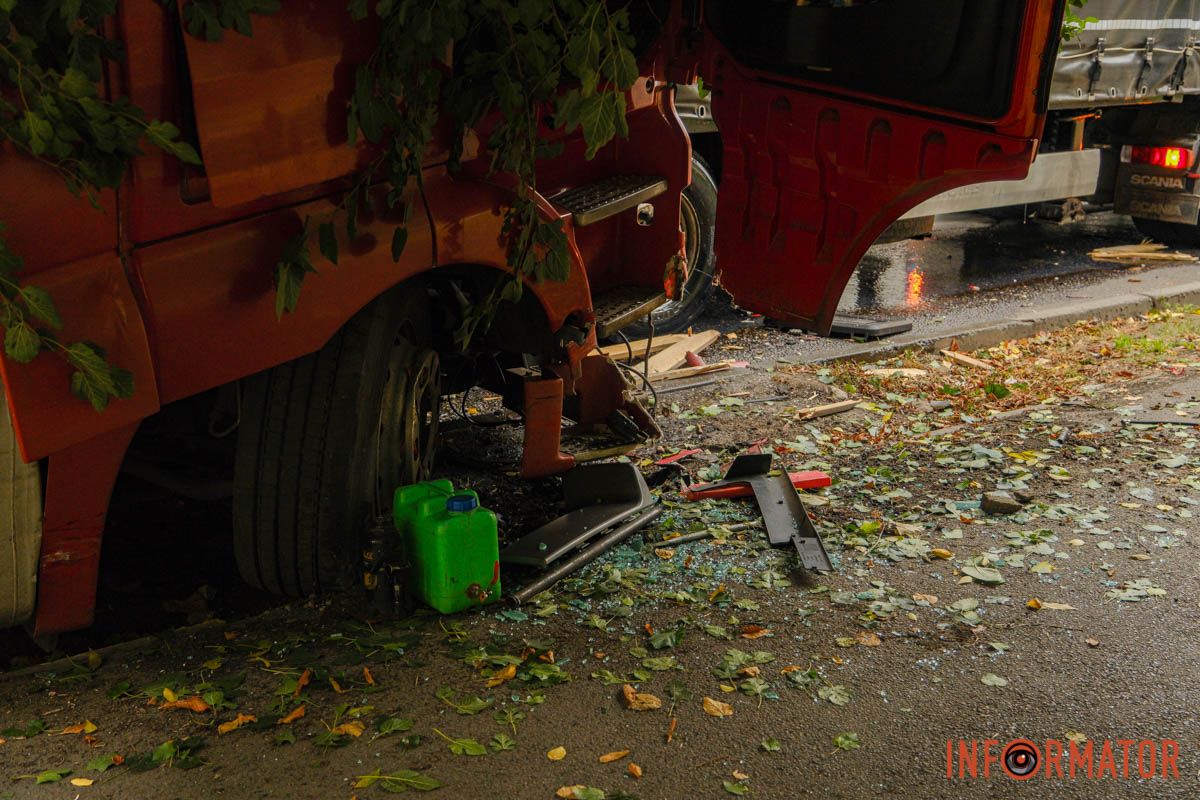 Розлилось мастило, його засипають піском комунальники У Дніпрі на проспекті Мазепи вантажівка протаранила чотири припарковані автівки та влетіла в іншу фуру: рух ускладнено 7