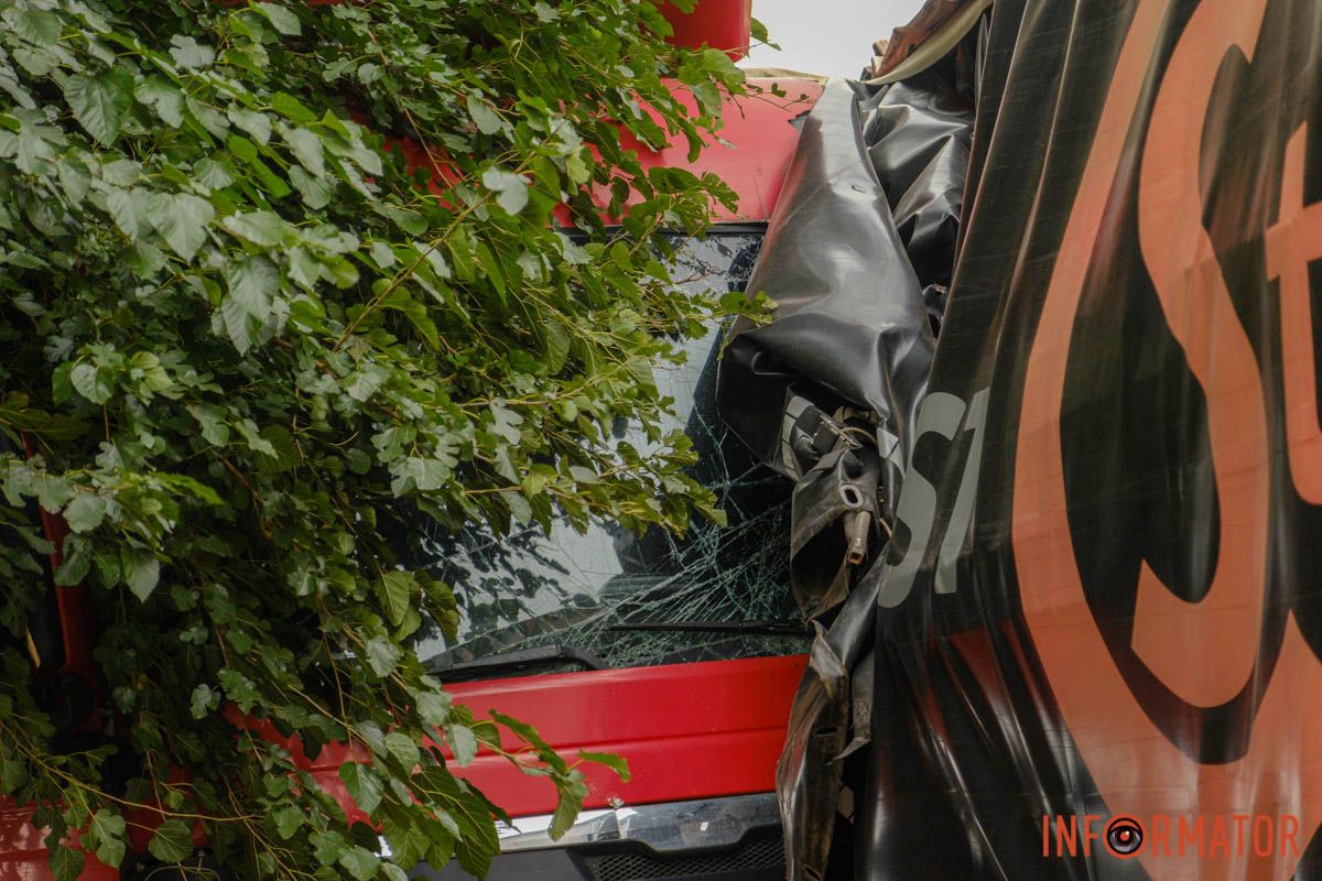 Пошкоджені фури У Дніпрі на проспекті Мазепи вантажівка протаранила чотири припарковані автівки та влетіла в іншу фуру: рух ускладнено 9