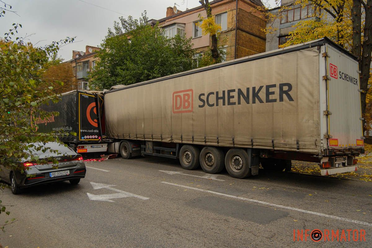 Перекрили частину дороги У Дніпрі на проспекті Мазепи вантажівка протаранила чотири припарковані автівки та влетіла в іншу фуру: рух ускладнено 10