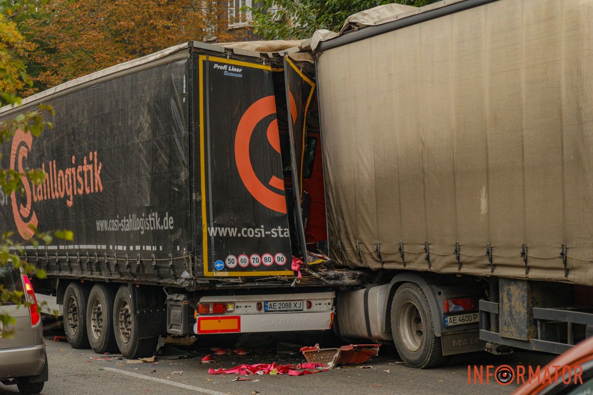 Сильний удар У Дніпрі на проспекті Мазепи вантажівка протаранила чотири припарковані автівки та влетіла в іншу фуру: рух ускладнено 11