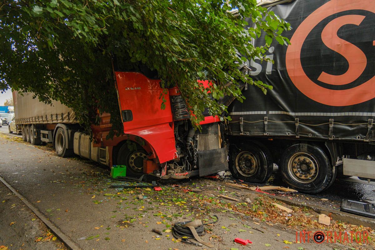 Фури залишаються на місці ДТП У Дніпрі на проспекті Мазепи вантажівка протаранила чотири припарковані автівки та влетіла в іншу фуру: рух ускладнено 13