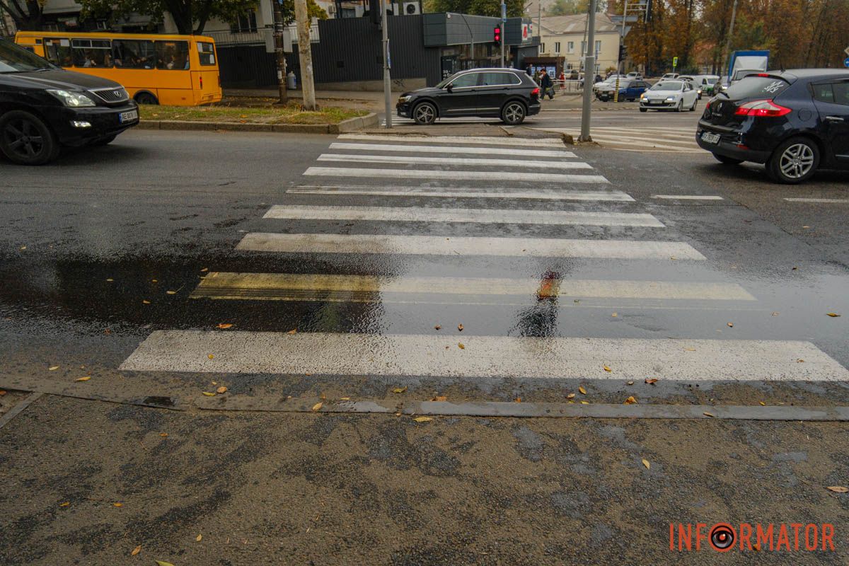 Ходити потрібно обережно У Дніпрі на проспекті Мазепи вантажівка протаранила чотири припарковані автівки та влетіла в іншу фуру: рух ускладнено 15