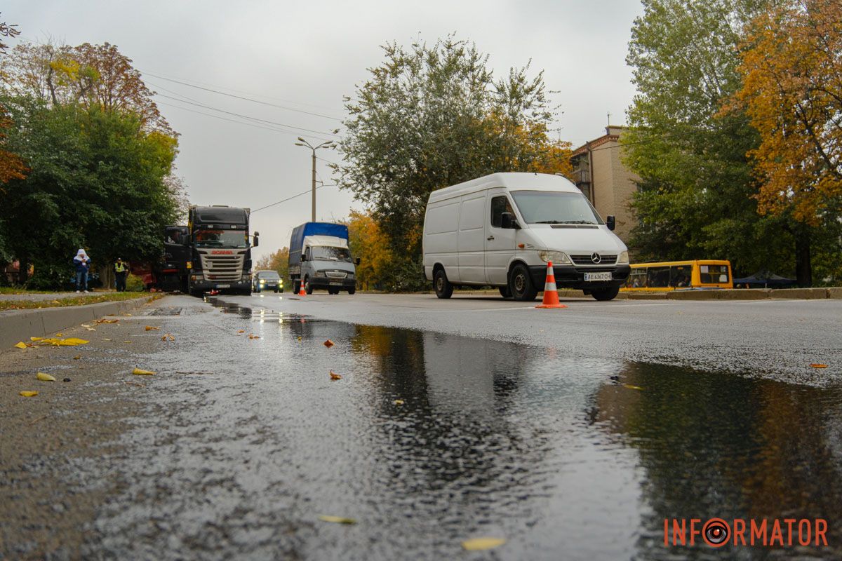 Розлите мастило У Дніпрі на проспекті Мазепи вантажівка протаранила чотири припарковані автівки та влетіла в іншу фуру: рух ускладнено 14