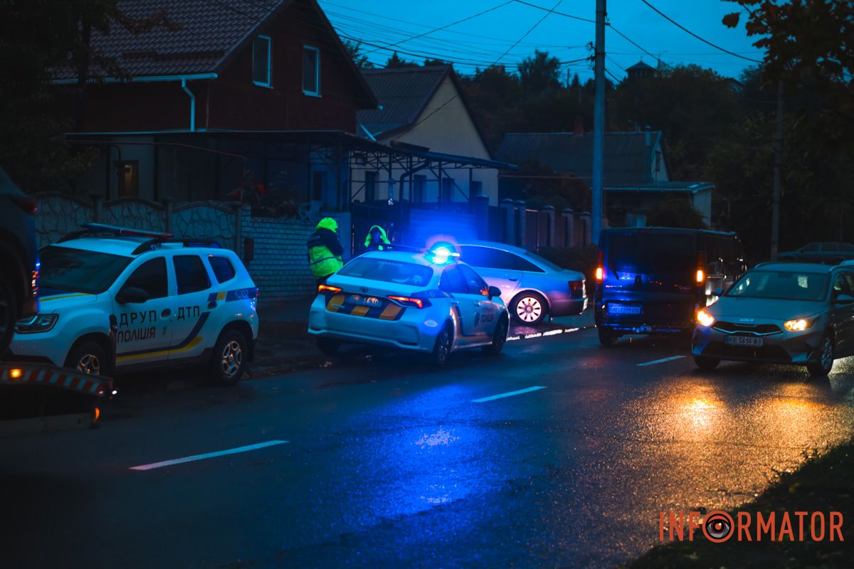У Дніпрі на Кодацькому узвозі Renault збив чоловіка, який перебігав дорогу 2