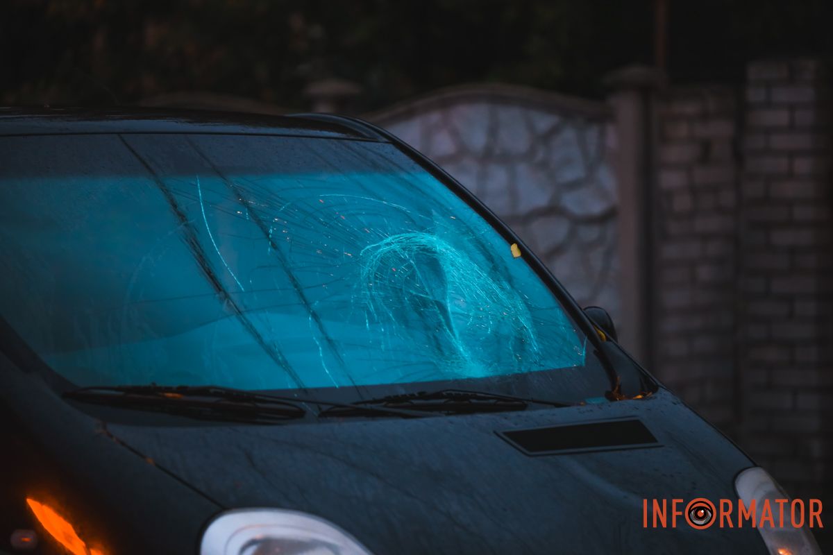 У Дніпрі на Кодацькому узвозі Renault збив чоловіка, який перебігав дорогу 8