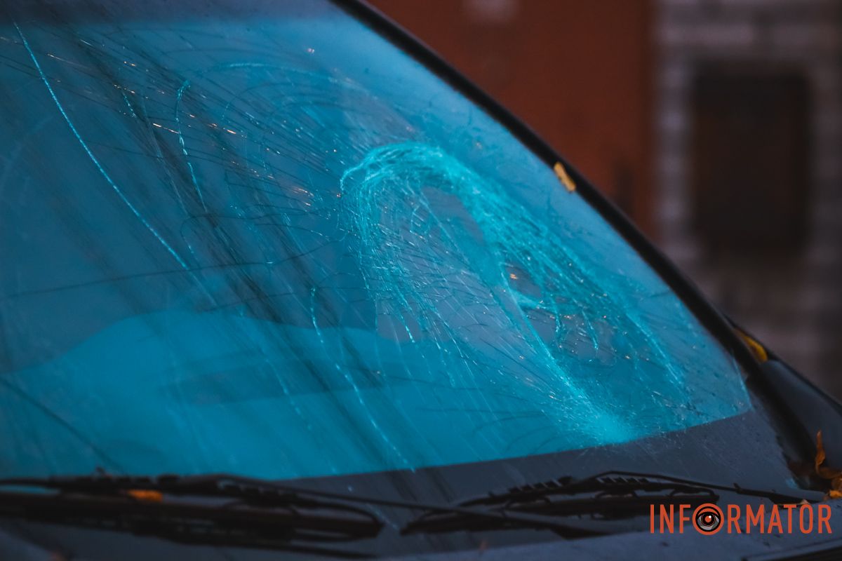 У Дніпрі на Кодацькому узвозі Renault збив чоловіка, який перебігав дорогу 3